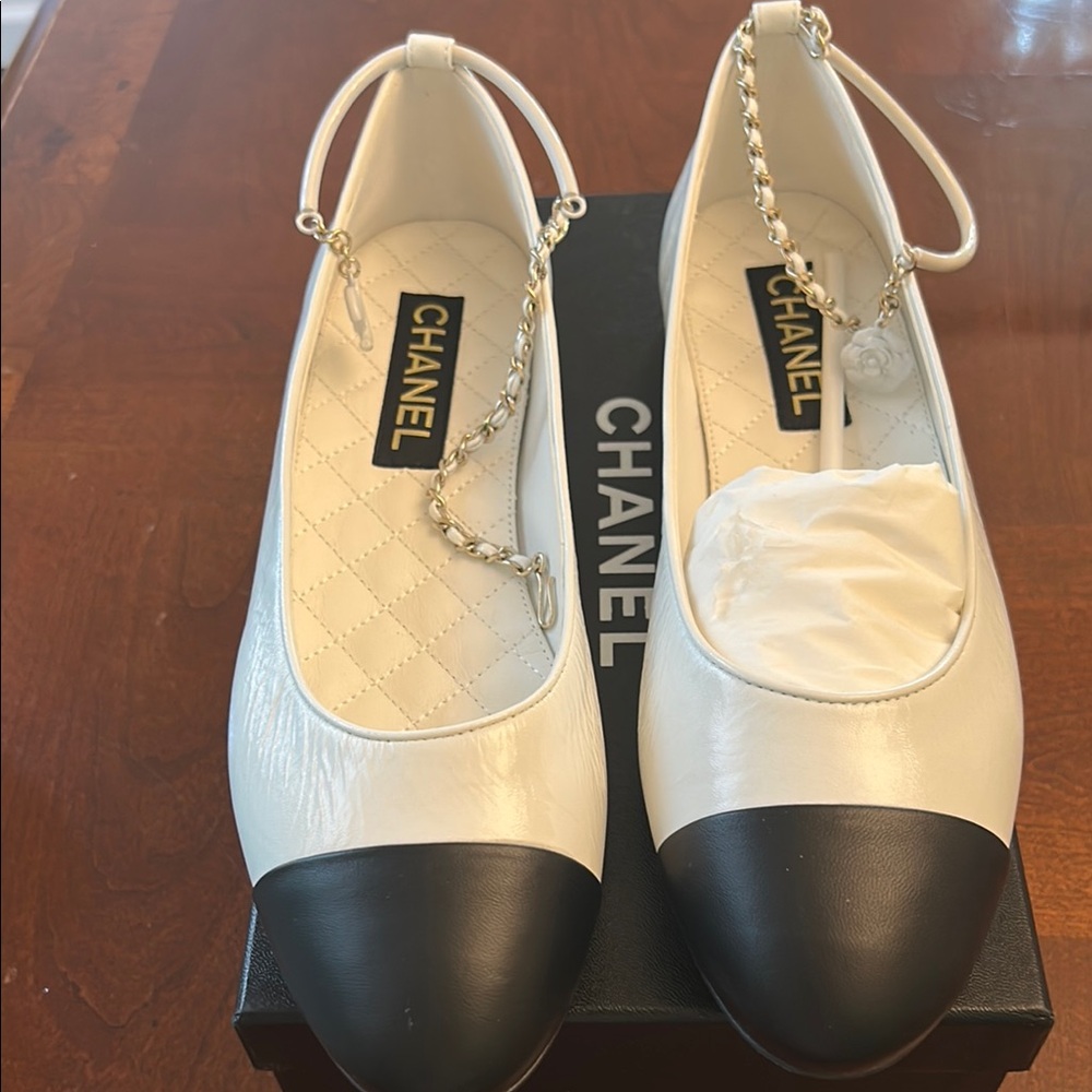 CHANEL Black and White Flats Classic Two-Tone Design